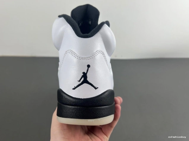 5 JORDAN AIR RETRO DD0587-110 'WHITE BLACK' 1207